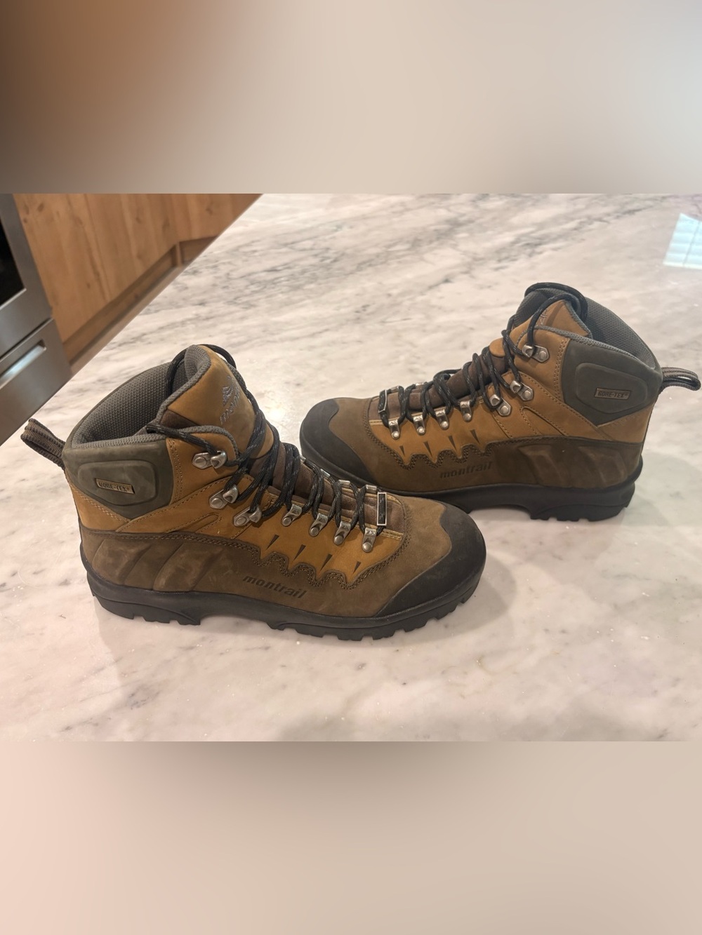 Montrail Gore-Tex Leather Hiking Boots Men’s Size 10 Vibram Soles Waterproof